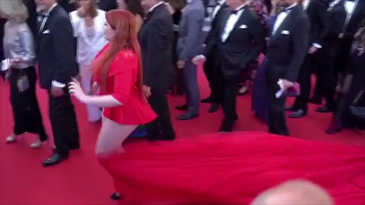 Plus size μοντέλο μένει με… τα εσώρουχα στο κόκκινο χαλί, όταν κάποιος πατάει το φόρεμά του! VIDEO