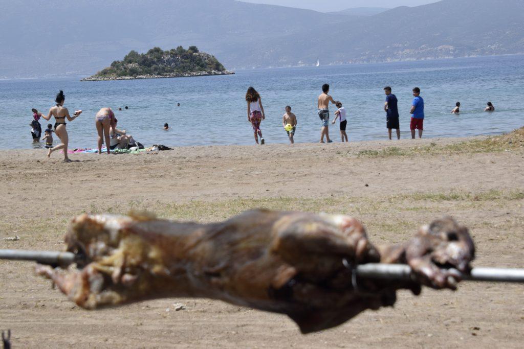Η λύση είναι μία, πάμε παραλία με… αρνάκι!