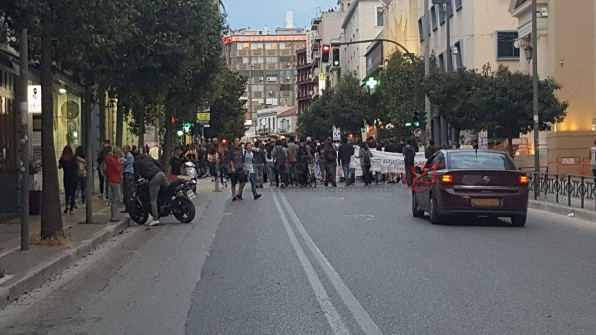 Πάτρα: Έκαναν πορεία συμπαράστασης στους μετανάστες που απομακρύνθηκαν