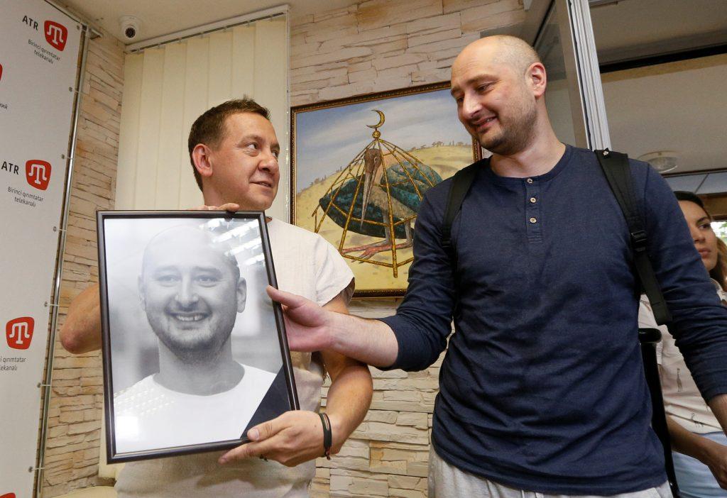Ουκρανία: Με μακιγιάζ και… αίμα γουρουνιού η “δολοφονία” του Ρώσου δημοσιογράφου