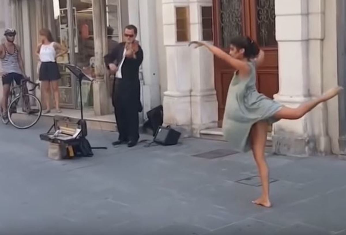 Ιταλία: Μπαλαρίνα από την Παλαιστίνη δεν μπορεί να αντισταθεί στις μελωδίες ενός μουσικού του δρόμου