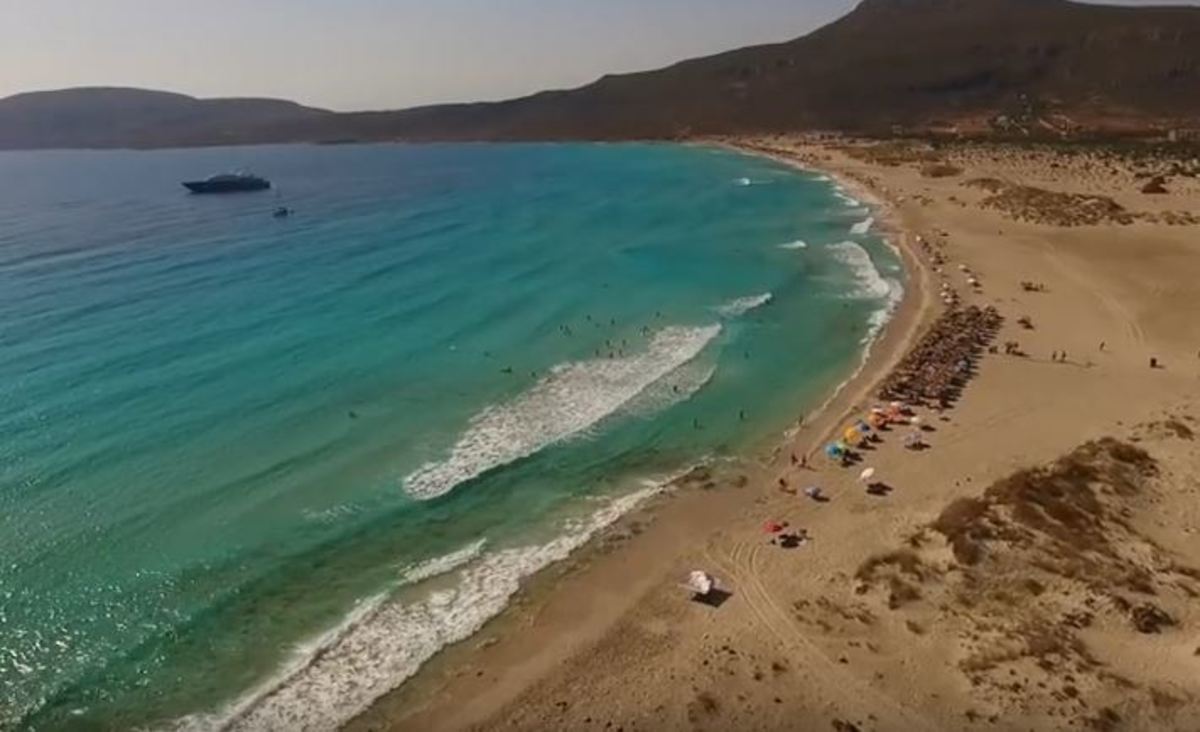 Το μαγευτικό νησί της Ελλάδας με τα χρυσοπράσινα νερά και τη ροζ άμμο