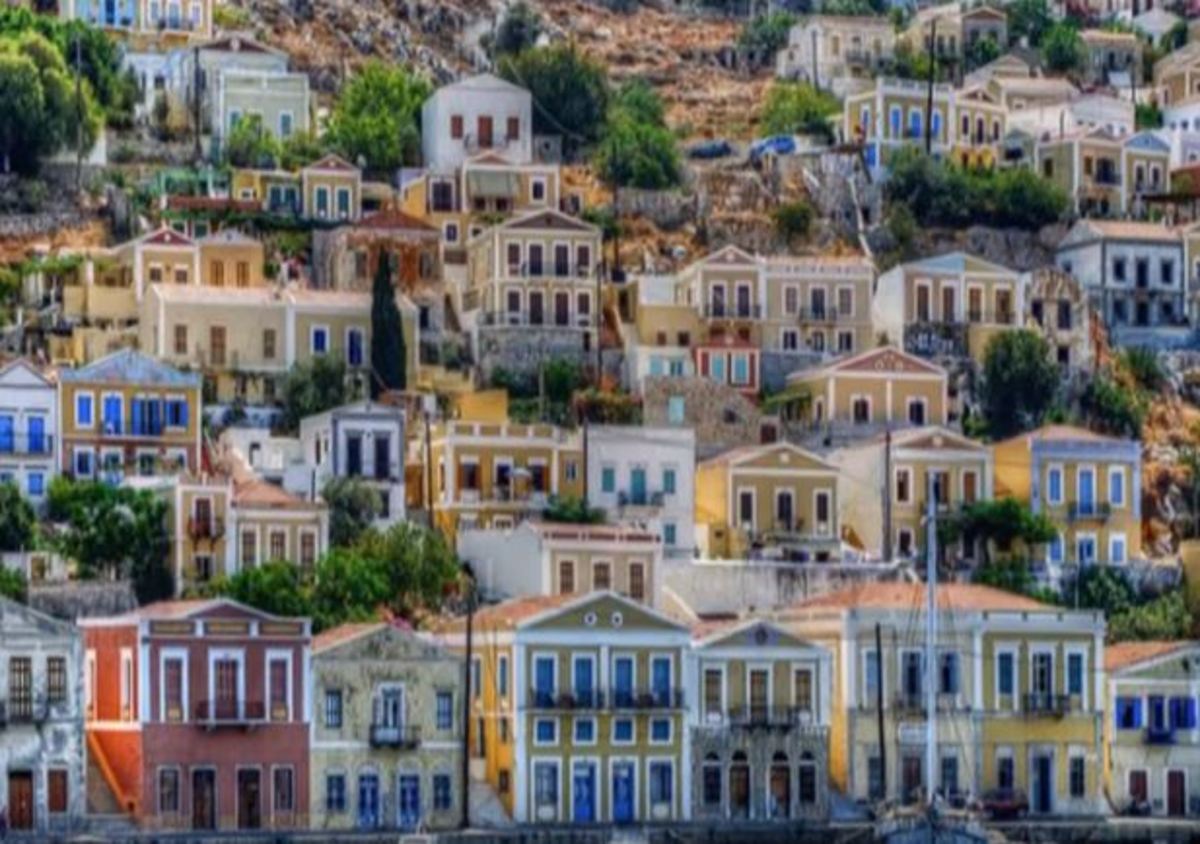 Το πολύχρωμο νησί της Ελλάδας όπου γεννήθηκαν οι 3 Χάριτες