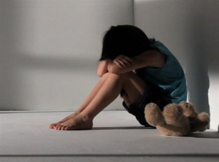 Θεσσαλονίκη: Αρνείται τον βιασμό της ανήλικης κόρης του – Ο πατριός ενώπιον της ανακρίτριας