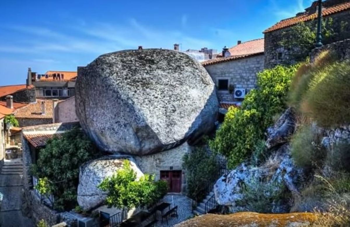 Το γραφικό χωριό κτισμένο ανάμεσα σε βράχους