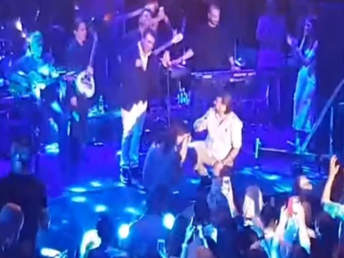 Έκανε πρόταση γάμου στην αγαπημένη του με τη… βοήθεια του Γιάννη Πλούταρχου! [vid]