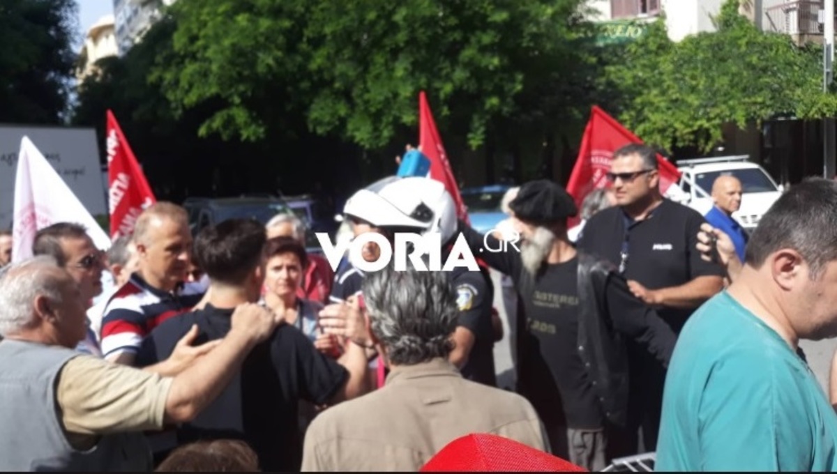 Θεσσαλονίκη: Ένταση στην πορεία των νοσοκομειακών – Μηχανάκι έπεσε πάνω σε διαδηλωτή