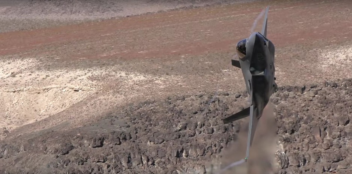 Υπερθέαμα που κόβει την ανάσα από πτήσεις F-35 [vid]