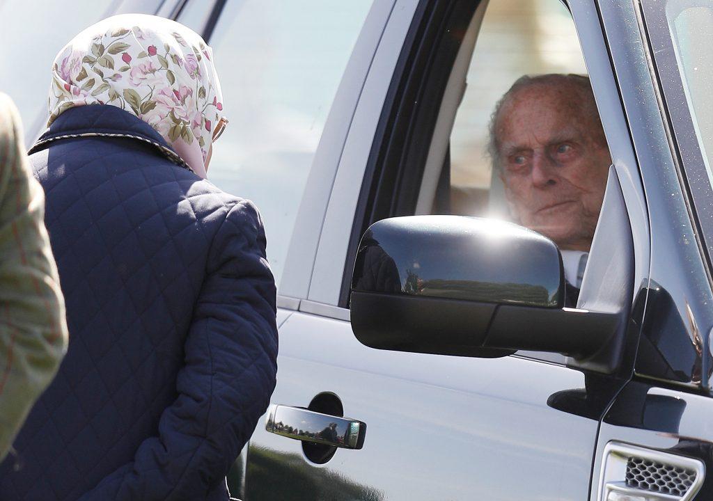 Έμεινε άναυδη η Ελισάβετ βλέποντας τον Φίλιππο στο τιμόνι [pics]