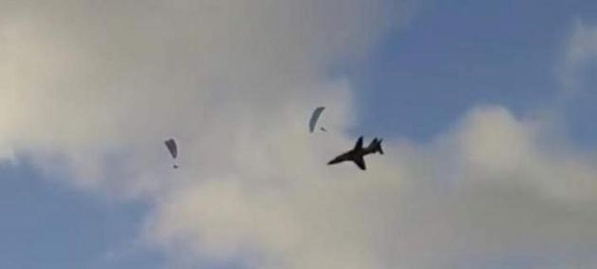 Βρετανικό μαχητικό πέρασε “ξυστά” από αλεξιπτωτιστές! [vid]