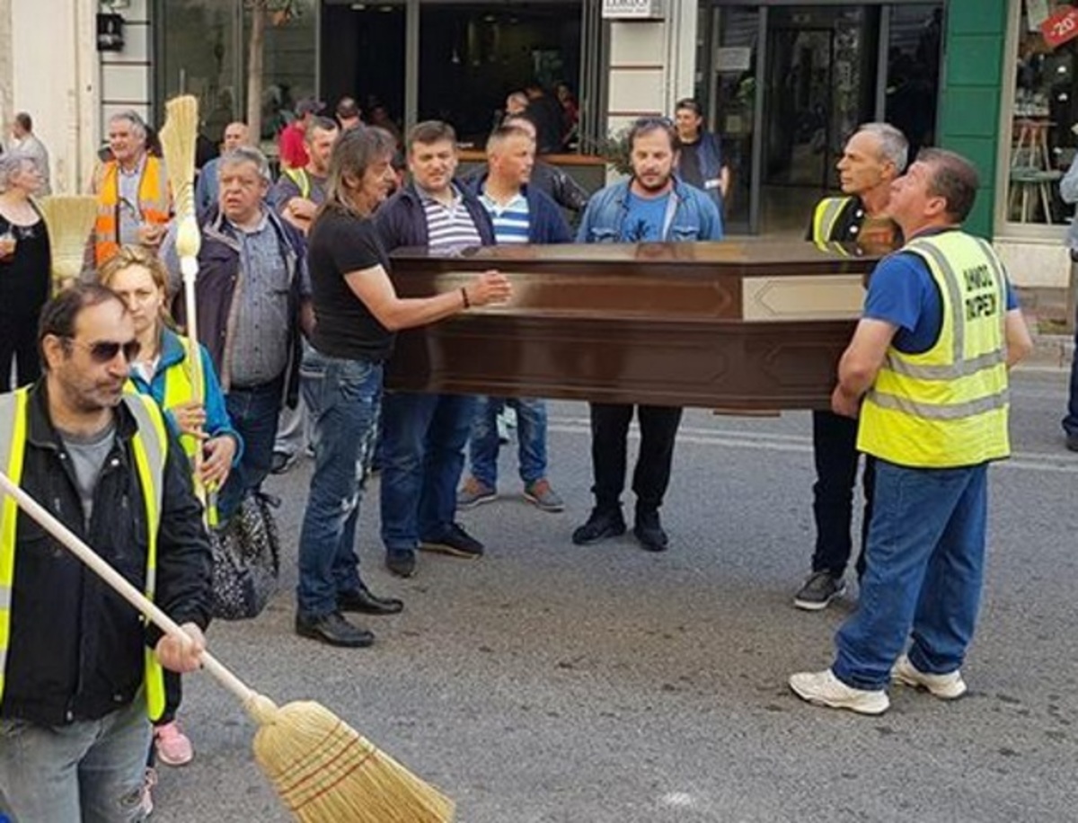 Πάτρα: Διαμαρτυρία συμβασιούχων με φέρετρο – Παράταση αγωνίας για όλους [pics, vids]