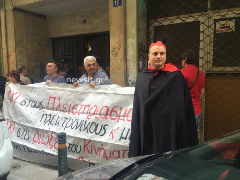 Πλειστηριασμοί: Διαμαρτυρία με τον… Διάβολο έξω από συμβολαιογραφείο [pics]