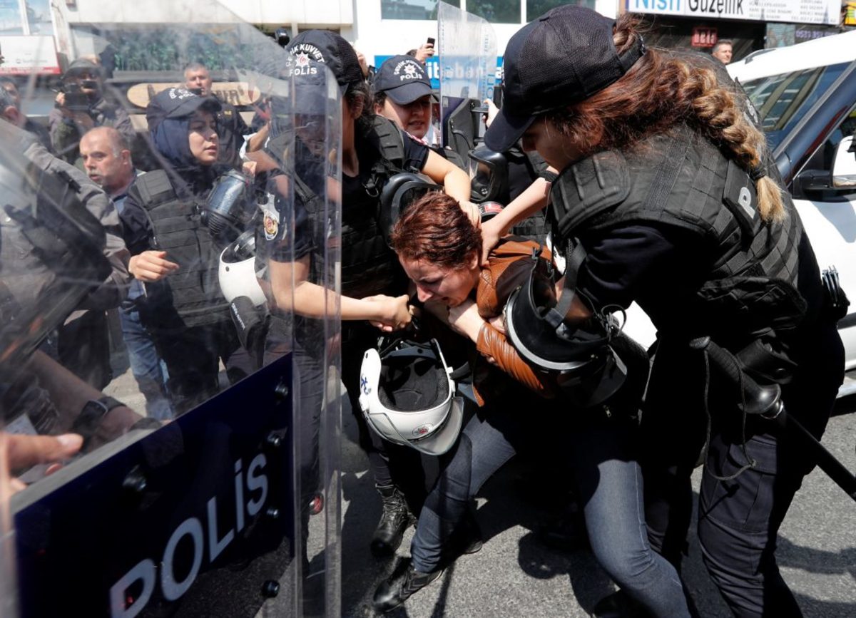 Τουρκία: Αψήφησαν την απαγόρευση και διαδήλωσαν για την Εργατική Πρωτομαγιά – Επεισόδια και συλλήψεις στην πλατεία Ταξίμ [pics]