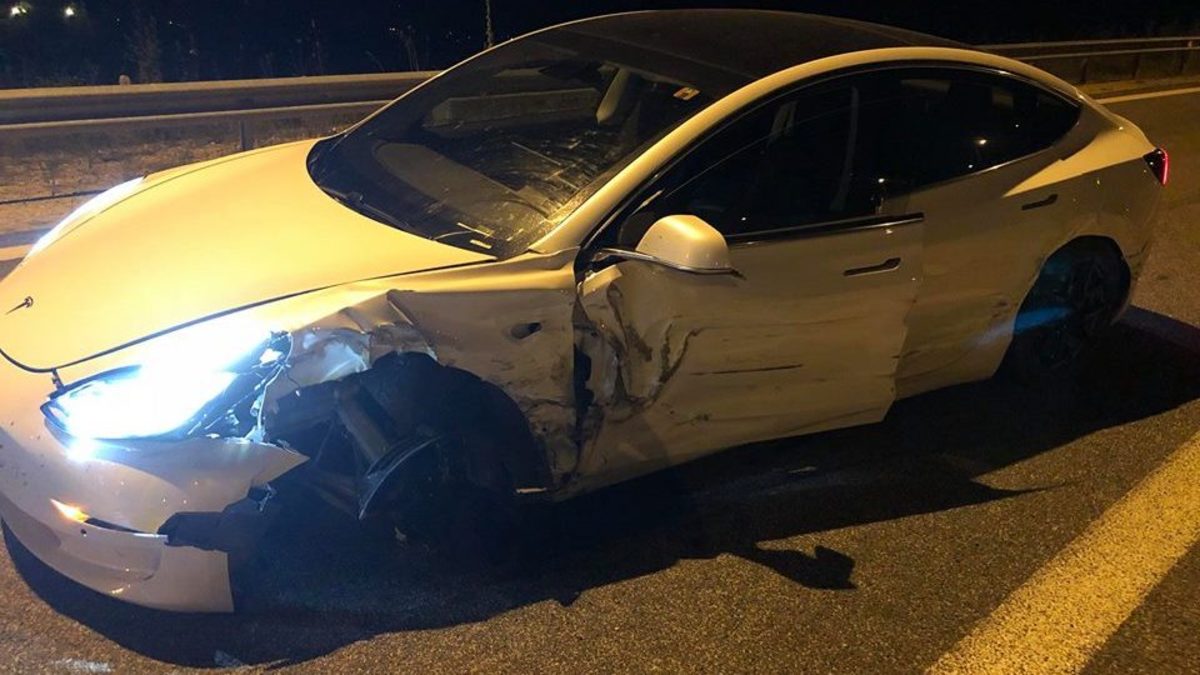 Έγινε το πρώτο ατύχημα με Tesla Model 3 και αυτόνομο όχημα στην Ελλάδα!