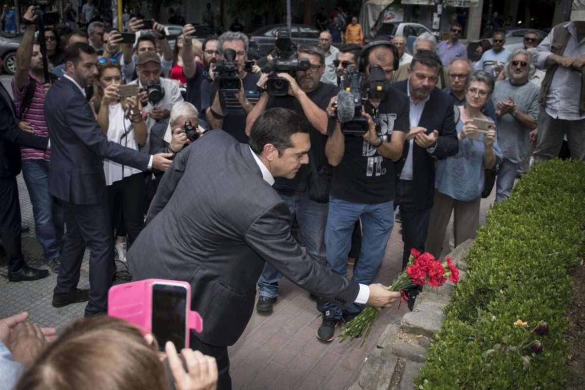 Αλέξης Τσίπρας: Ένα μπουκέτο κόκκινα γαρύφαλλα για τον Γρηγόρη Λαμπράκη [pic]