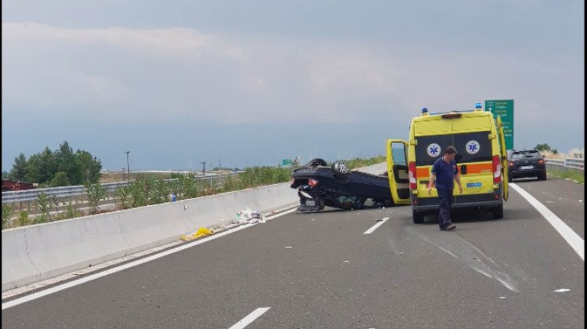 Του έσκασε το λάστιχο εν κινήσει και τούμπαρε το αυτοκίνητο! [pics]