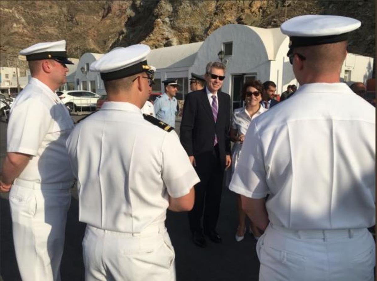 Αμερικανός Πρέσβης: Ο Τζέφρι Πάιατ καλωσόρισε το USS Normandy στη Σαντορίνη