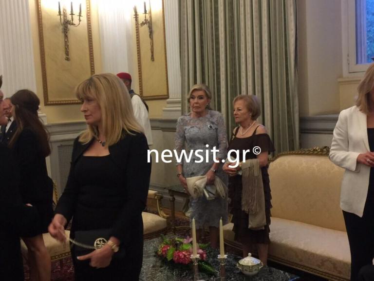 "Μέσα" στο... βασιλικό δείπνο! Πρίγκιπας Κάρολος και Καμίλα Πάρκερ στο Προεδρικό Μέγαρο