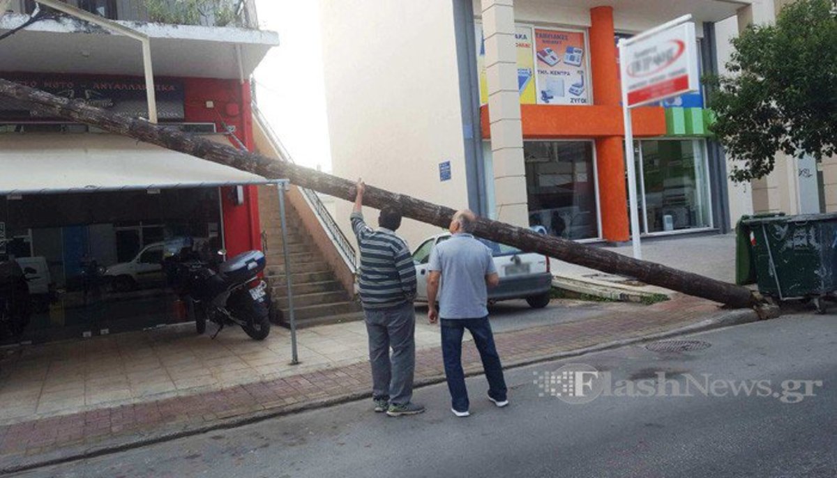 Πώς δε σκότωσε άνθρωπο! Στύλος ηλεκτρικού ρεύματος έπεσε σε σπίτι! [pics]