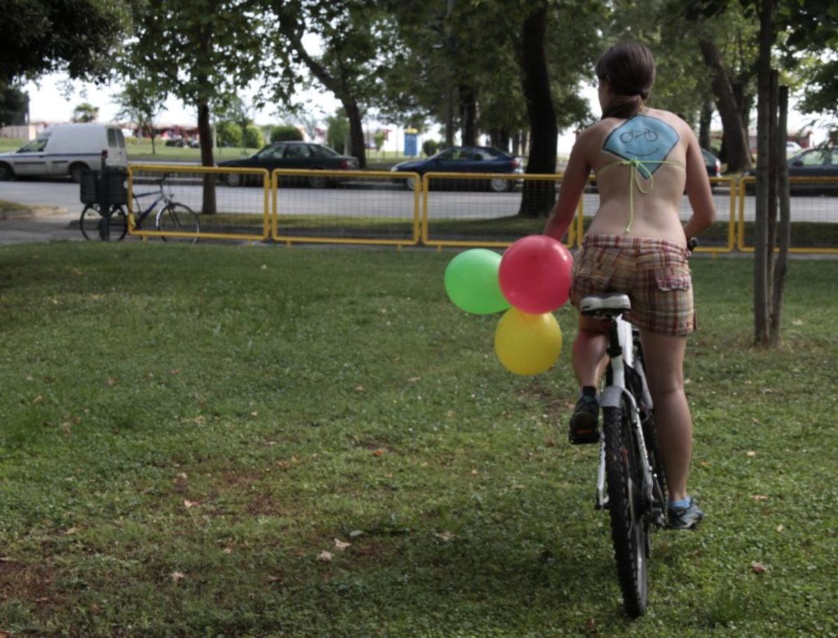 Θεσσαλονίκη: Κάνουν ποδήλατο γυμνοί και διεκδικούν – Το ραντεβού και η πορεία στο κέντρο της πόλης!