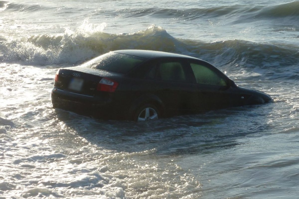Εύβοια: Αυτοκίνητο με μητέρα και παιδί κατέληξε στη θάλασσα – Αίσιο τέλος στο θρίλερ της Αιδηψού!