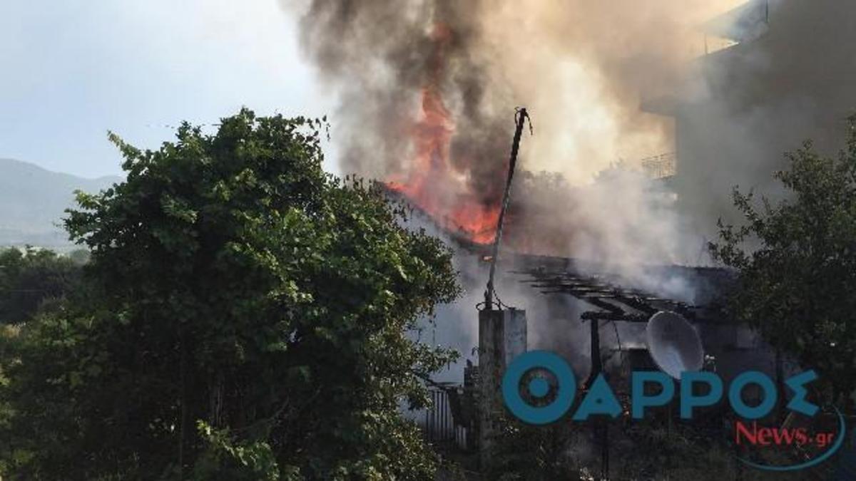 Καλαμάτα: Η φωτιά έκανε στάχτη το σπίτι – Ένα σύννεφο καπνού απλώθηκε στον ουρανό της πόλης [pics, vid]