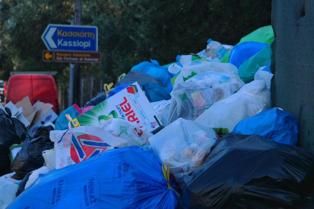 Κέρκυρα: Χιλιάδες τόνοι σκουπιδιών πνίγουν το νησί