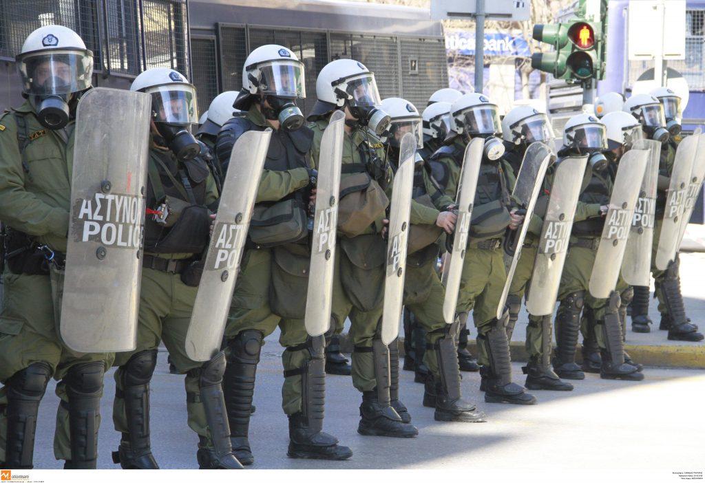 Θεσσαλονίκη: Χωρίς επεισόδια οι πορείες χρυσαυγιτών και αντιεξουσιαστών – Η αστυνομία έστησε οδοφράγματα!