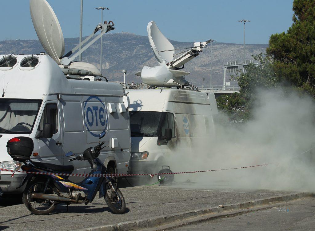 Ολυμπιακός – Παναθηναϊκός: “Πόλεμος” στο ΣΕΦ! Ξύλο μεταξύ οπαδών και ΜΑΤ [pics]