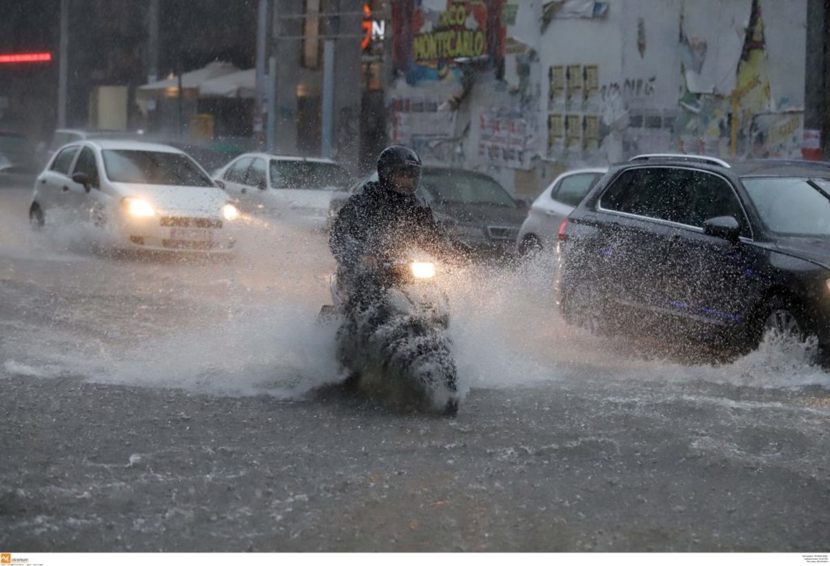 Πνίγηκε η Θεσσαλονίκη! Ποτάμια οι δρόμοι – Βροχή τα προβλήματα! Σε κάποιες περιοχές έριξε και χαλάζι [pics, vids]