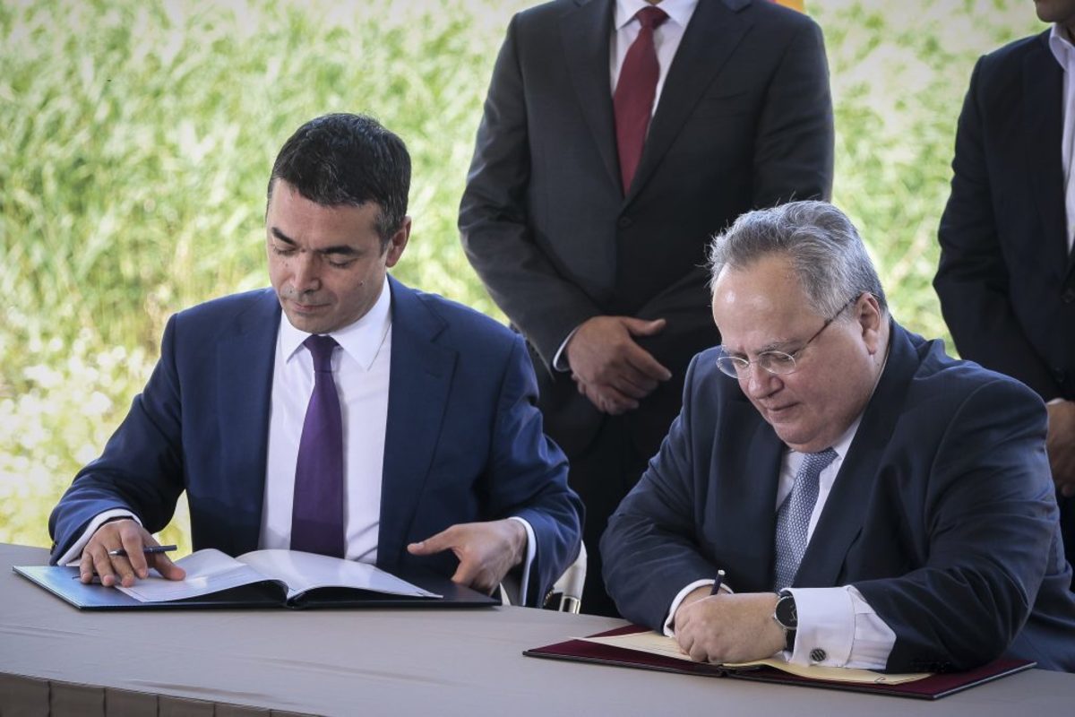 Πρέσπες: Η στιγμή που πέφτουν οι υπογραφές για το “Βόρεια Μακεδονία” – Οι ιστορικές εικόνες [pics, vid]