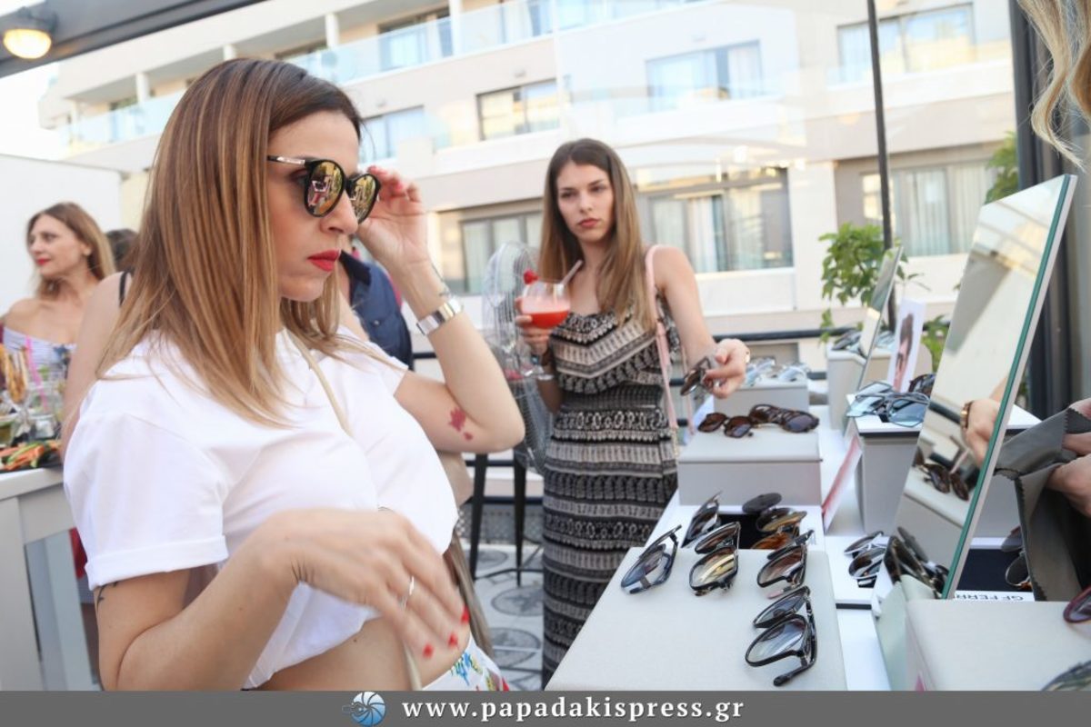 Οι διάσημοι επιλέγουν γυαλιά ηλίου για το φετινό καλοκαίρι! [pics]