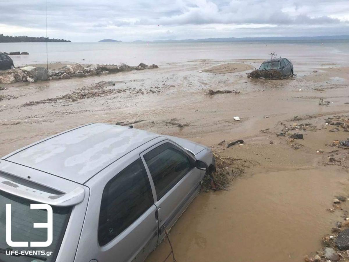 Χαλκιδική: Τα αυτοκίνητα στη θάλασσα και τα κότερα στη στεριά – Χάος στη Νικήτη από την κακοκαιρία [pics, vids]