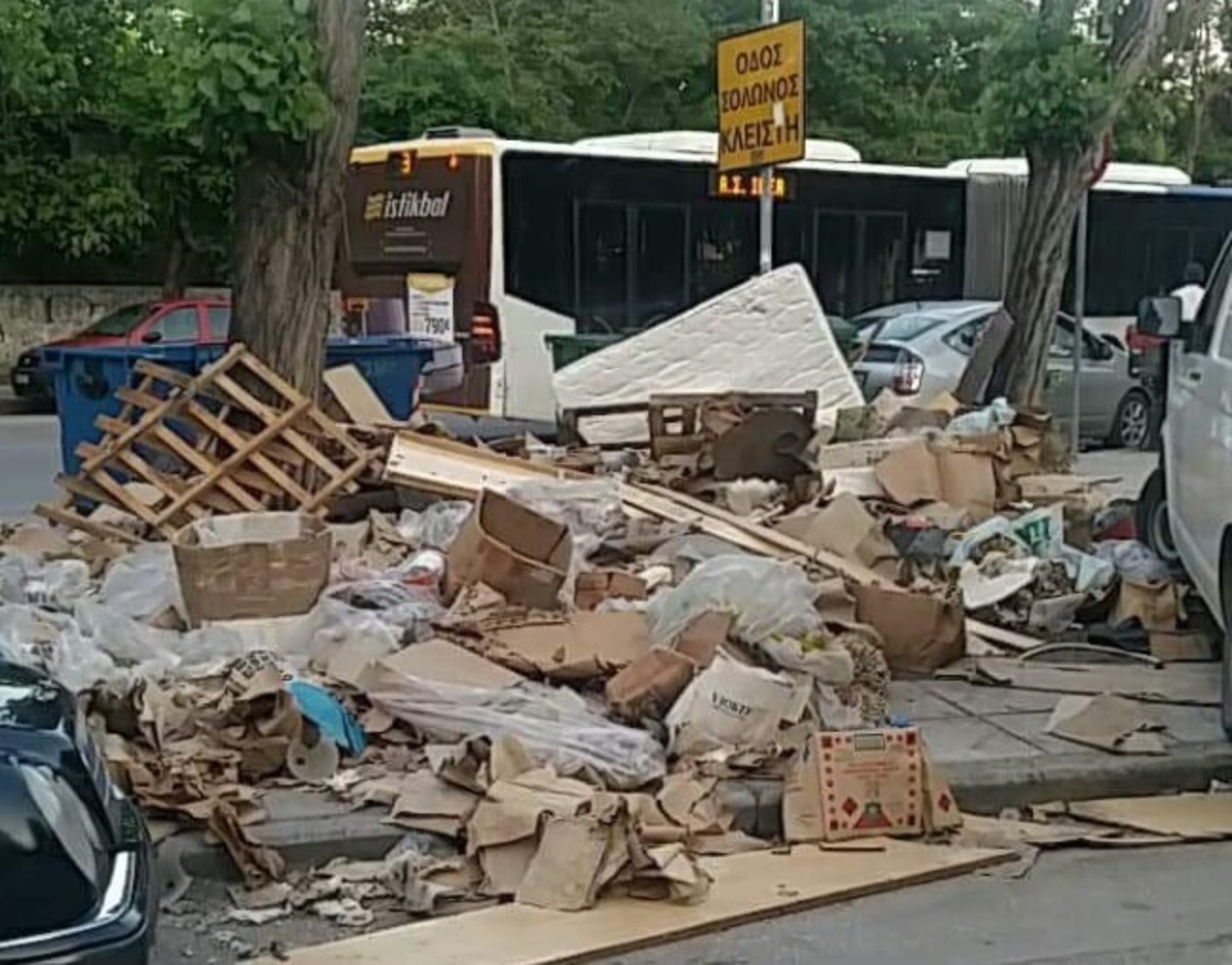 Θεσσαλονίκη: Άλλαξαν έπιπλα και τους έπνιξαν στα σκουπίδια – Τα χάλια μας μέσα σε 11 φωτογραφίες [pics]