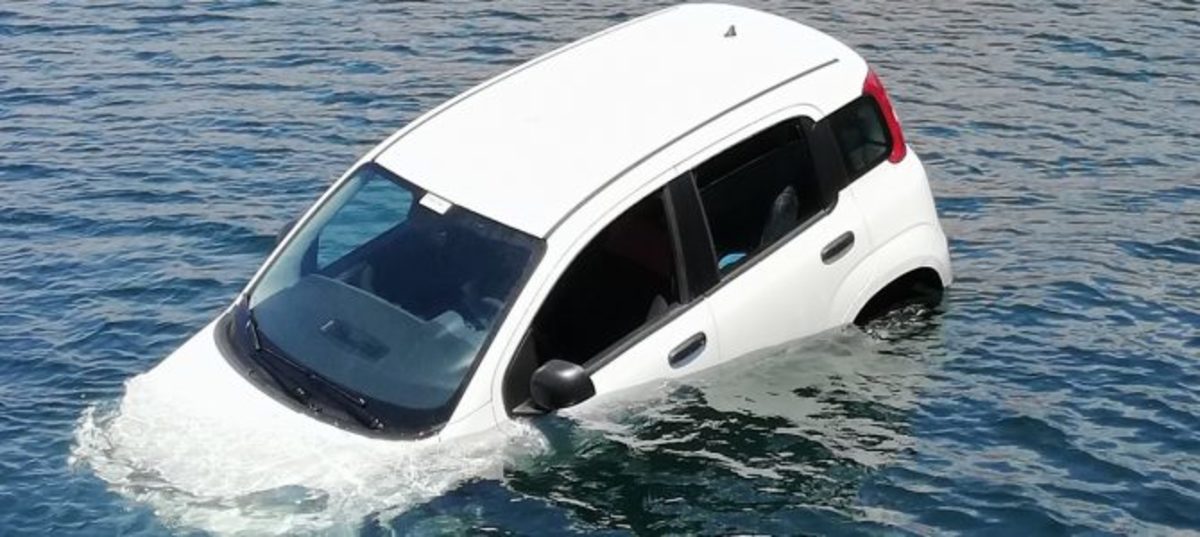 Καβάλα: Περίμενε το πλοίο και ξαφνικά είδε το αυτοκίνητό του στη θάλασσα – Χαμός στο λιμάνι [pics]