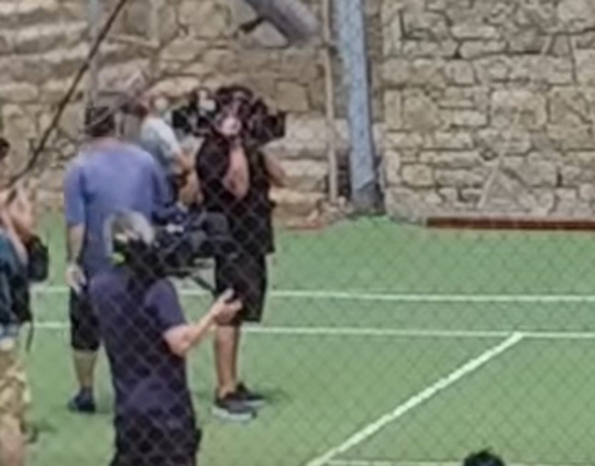 Μύκονος: Παίζουν τένις γυμνοί μπροστά στις κάμερες – Έτσι “κούφαναν” ντόπιους και τουρίστες [vid]