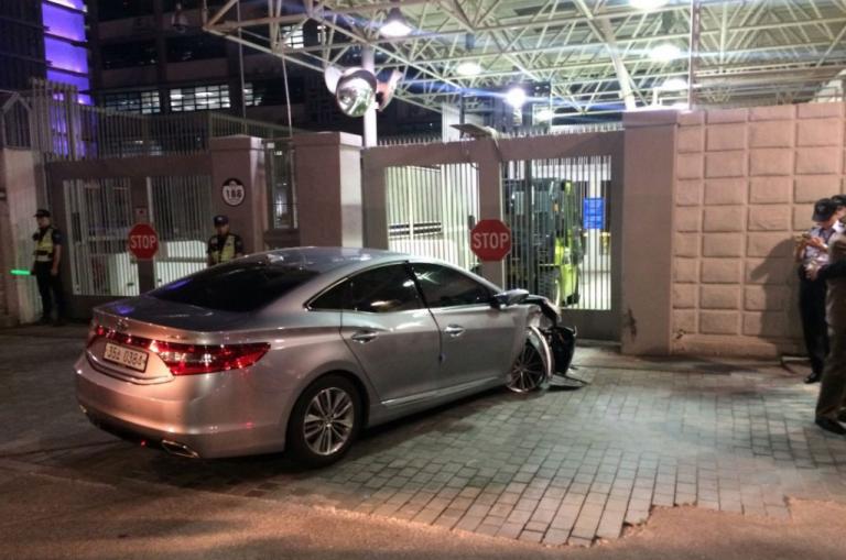 Αυτοκίνητο έπεσε στην πύλη της αμερικανικής πρεσβείας στην Σεούλ!