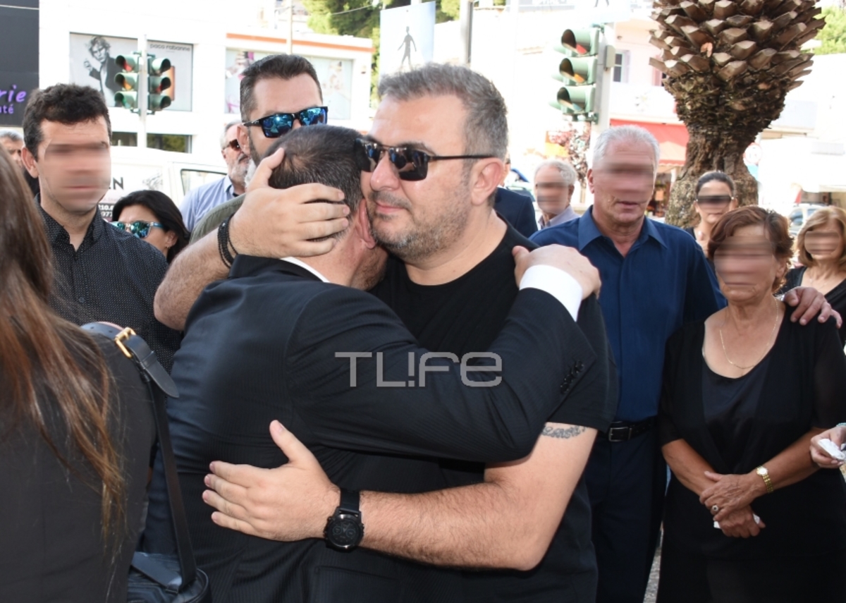 Αντώνης Ρέμος – Υβόννη Μπόσνιακ: Συγκινημένοι στην κηδεία της Αναστασίας , της συζύγου του Πύρρου Δήμα