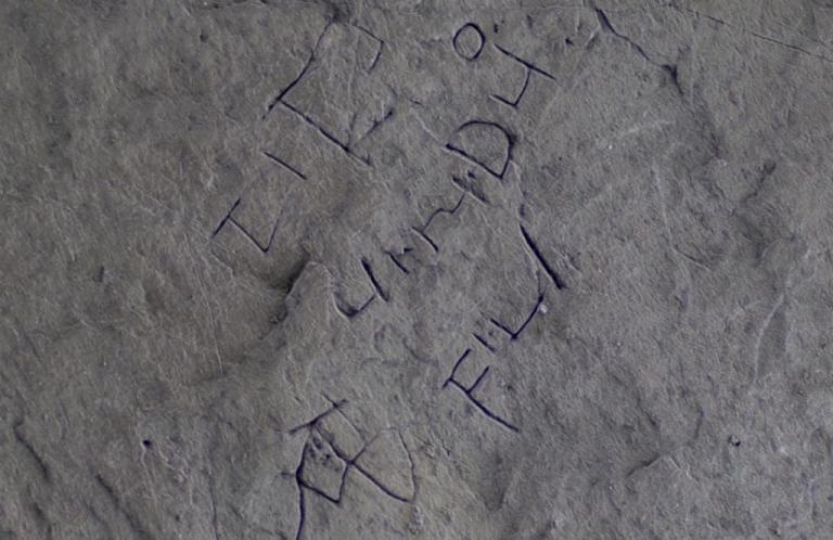 Σπάνια πέτρα 1.300 ετών με ελληνική επιγραφή στο κάστρο Tintagel