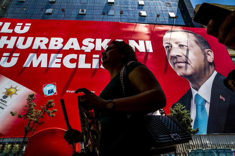 Ερντογάν:  Λιγοστεύει δραματικά τα υπουργεία – Βγάζει… γλώσσα στο Κογκρέσο για τα F-35