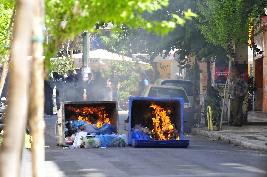 Φωτιές σε κάδους και μηχανή στη Θεσσαλονίκη