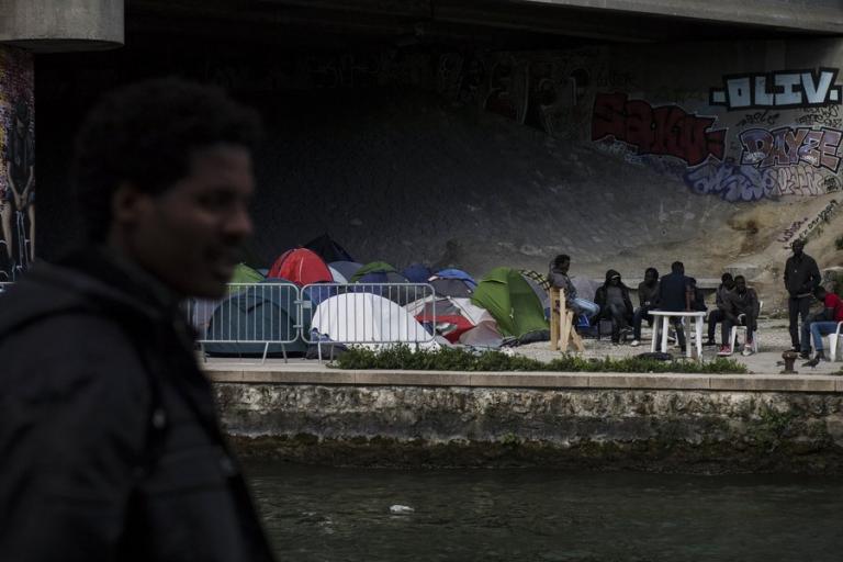 Politico: Η γαλλική αστυνομία ξυλοκοπεί τους μετανάστες και τους στέλνει στην Ιταλία!