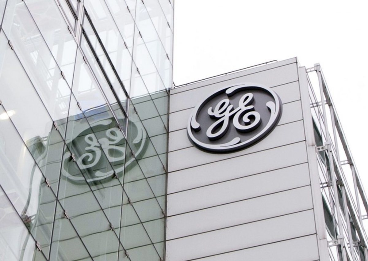 Ο Μακρόν απειλεί με πρόστιμο-μαμούθ την General Electric