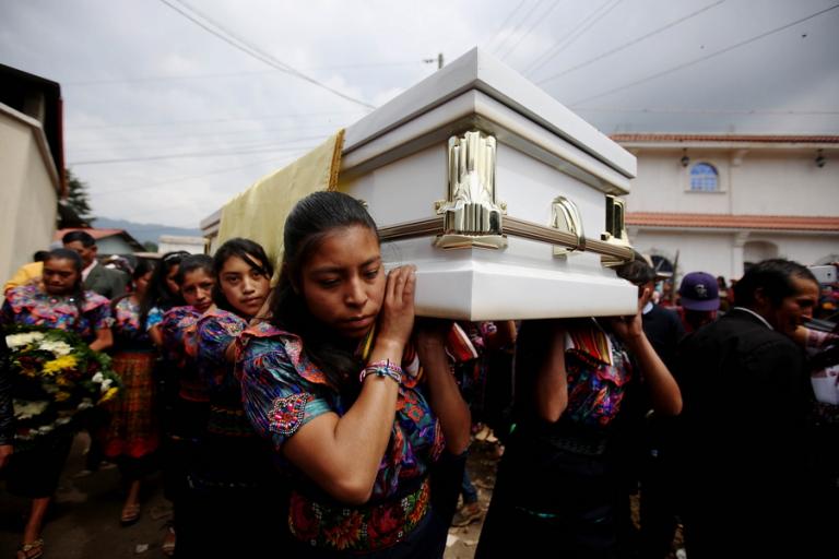 Γουατεμάλα: Ανεβαίνει ο αριθμός των θυμάτων – Κατρακυλάει ακόμη η λάβα του ηφαιστείου Φουέγο