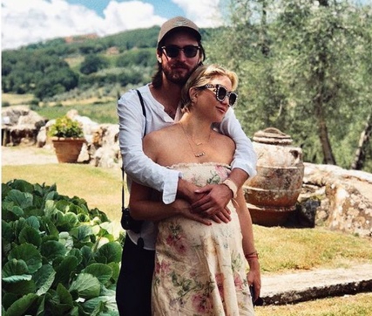 Kate Hudson: Eκθείασε την παραλία «Λαλάρια», μας έδειξε την φουσκωμένη κοιλιά της κι έφυγε για Τοσκάνη!