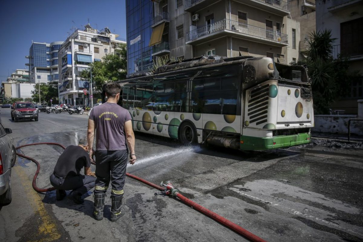 Κάτω Πατήσια: Εικόνες σοκ! Λεωφορείο τυλίχθηκε στις φλόγες [pics]