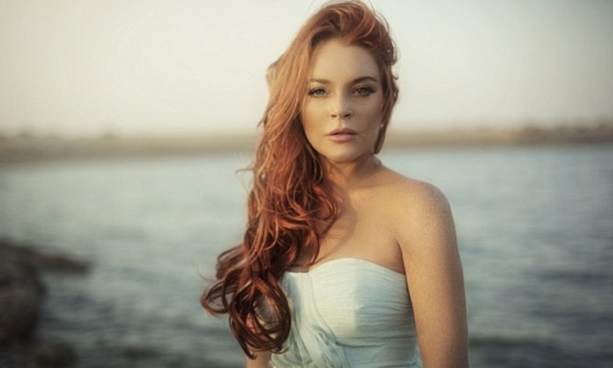 Lindsay Lohan: Συνεχίζει τις βουτιές στη Μύκονο!