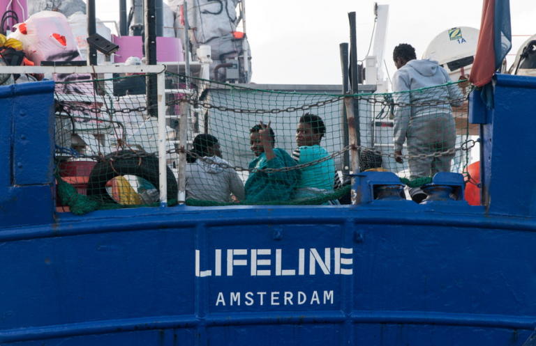 Ψάχνει ακόμη λιμάνι το πλοίο Lifeline με τους εκατοντάδες μετανάστες