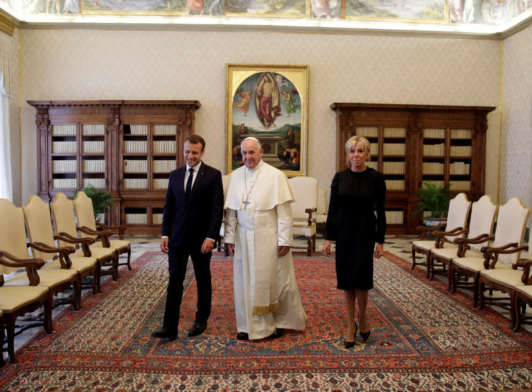 Μακρόν – Πάπας στο Βατικανό για το προσφυγικό – Εντυπωσιακό το μαύρο φόρεμα της Μπριζίτ [pics]