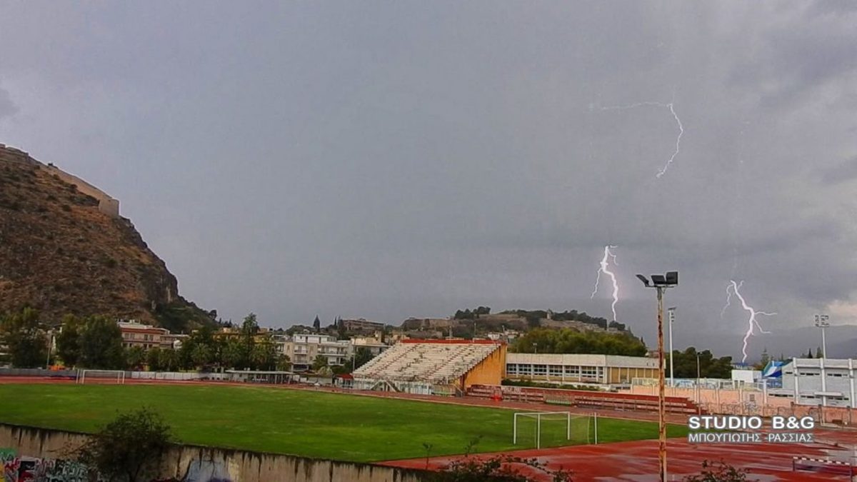 Δεκάδες κεραυνοί σε καταιγίδα στο Ναύπλιο [vid]